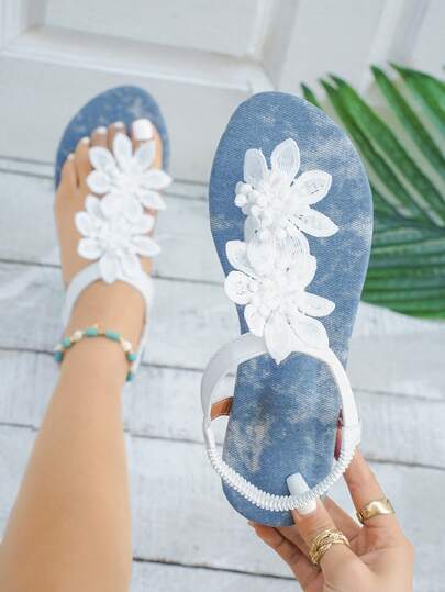 Dép xăng đan đế bằng nhẹ dành cho nữ, trang trí hoa 3D màu đen bất đối xứng, thiết kế hoa văn trang nhã, kiểu xỏ chân tiện lợi, phù hợp cho trang phục đi biển và trang phục mùa hè.