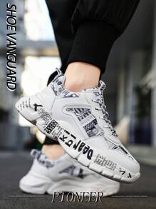Zapatillas gruesas de moda para hombres con graffiti y calcomanías de letras del alfabeto para aumentar la altura