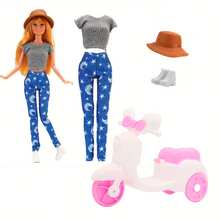 Prepare el viaje de la muñeca: hay una motocicleta de juguete, un hermoso conjunto de ropa, un sombrero y zapatos a juego perfectos, y la muñeca está feliz de salir. (Excluyendo las muñecas, los accesorios son de colores aleatorios) Adecuado para muñecas de 11.5 pulgadas
