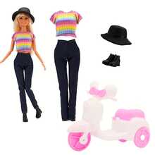Prepare el viaje de la muñeca: hay una motocicleta de juguete, un hermoso conjunto de ropa, un sombrero y zapatos a juego perfectos, y la muñeca está feliz de salir. (Excluyendo las muñecas, los accesorios son de colores aleatorios) Adecuado para muñecas de 11.5 pulgadas