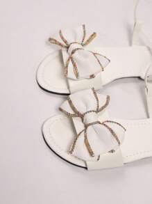 Sandali da donna alla moda bianchi con cinturini incrociati e fiocco luccicante - Calzature estive eleganti per appassionati di moda