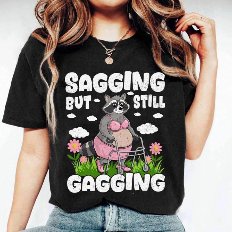 Sagging But Still Gagging Shirt, Funny Raccoon Shirt, Offensive Humor Shirt, Vulgar Wife Gift, Ironic Shirt, Dank Meme, Womens Gag Gifts - 黑色 - 查看 1