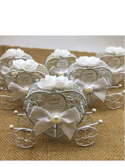 1个马车造型糖果礼盒，适用于派对、婚礼回礼、节日装饰；粉色心形礼盒，是派对装饰和巧克力包装的理想之选；创意心形礼盒，饰有花环。