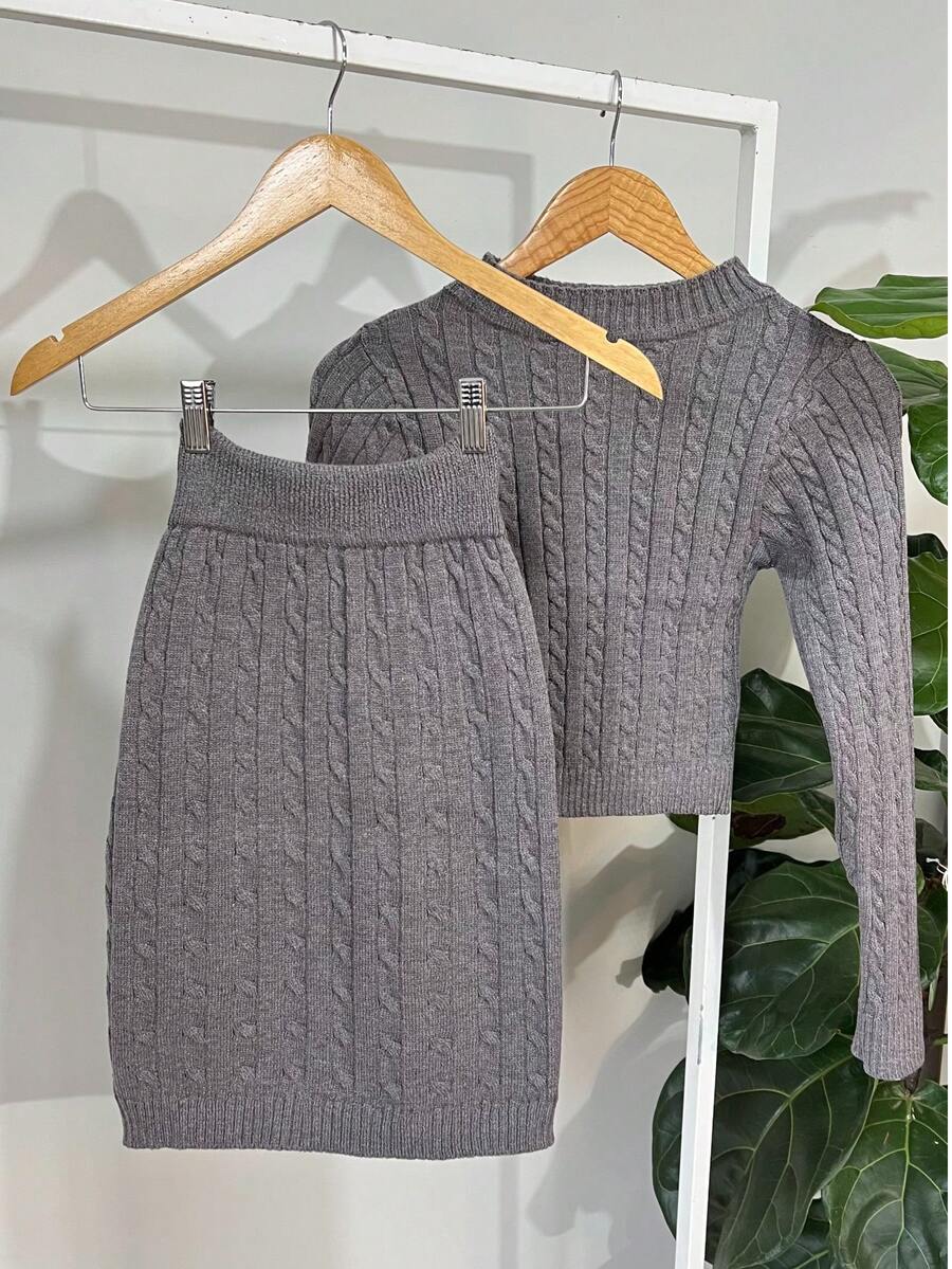 Women's Knitted Skirt And Blouse Set With Braids Made In Modal Knit. - 查看 1