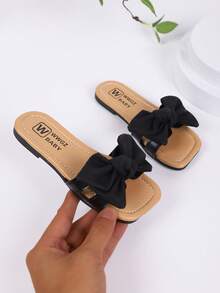 Chanclas de verano para niñas con diseño decorativo de lazo cuadrado, antideslizantes, elegantes y generosas, sandalias planas para playa y niños - Negro - Ver 2