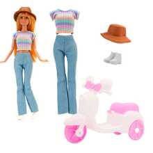 Prepare el viaje de la muñeca: hay una motocicleta de juguete, un hermoso conjunto de ropa, un sombrero y zapatos a juego perfectos, y la muñeca está feliz de salir. (Excluyendo las muñecas, los accesorios son de colores aleatorios) Adecuado para muñecas de 11.5 pulgadas