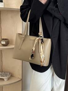 这款时尚简约的纯色字母印花单肩手提包配有围巾，适合购物、收纳钱包、休闲外出，尤其适合年轻女性、大学生、新婚夫妇和白领人士。也非常适合办公室、大学、工作、商务、通勤、户外活动、旅行和郊游等场合。 - 卡其色 - 查看 4