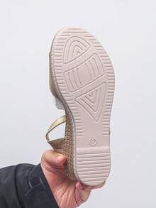 女士夏季新款经典厚底凉鞋，波西米亚风格白色交叉后带坡跟凉鞋，时尚高跟圆头假日风格 - 金色 - 查看 6