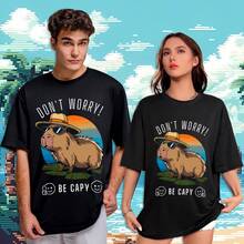 Playera Unisex Oversize con Estampado de Capibara Dont worry be Capy | Diseño Urbano y Comodo | Streetwear, Festivales y Uso Diario | Algodón Peinado y Corte Holgado  | Ideal para Outfits Casuales, Fiestas o Regalos - Negro - Ver 2