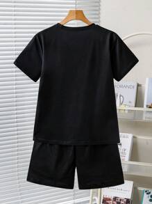 Set composto da maglietta con stampa unica e pantaloncini con stampa a lettere, adatto ai ragazzi, design alla moda e accattivante, tessuto comodo, perfetto per vacanze estive e stile casual