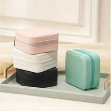 1 件便携式 PU 旅行珠宝收纳盒，配有弹性口袋、戒指架、可拆卸隔板，是送给女性的理想礼物 - 耳环、项链、手链收纳