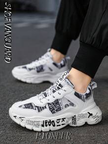 Zapatillas gruesas de moda para hombres con graffiti y calcomanías de letras del alfabeto para aumentar la altura