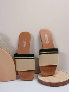 这款女士凉鞋采用罗纹编织鞋面、平底方头设计和露趾款式，适合日常休闲穿着、散步或度假。 - 杏色 - 查看 5