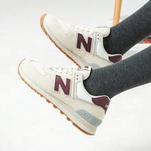 New Balance 女款 574 系列复古跑步鞋，低帮休闲运动鞋 WL574RCF - 米色 - 查看 2
