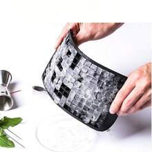 一体式，9.45 英寸黑色 160 格硅胶冰格。单格冷冻，快速制冰。柔软且易于释放，耐高温。非常适合家庭和派对制冰。 - 黑色 - 查看 1