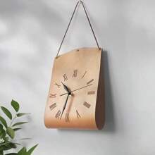 Une horloge de sac suspendu au design créatif d'art moderne. Décoration vintage personnalisée pour le salon. Horloge décorative silencieuse pour la maison et la chambre à coucher. Pendentif d'horloge de style moderne et luxueux, très attrayant. Horloge murale en forme de sac pour restaurant et café