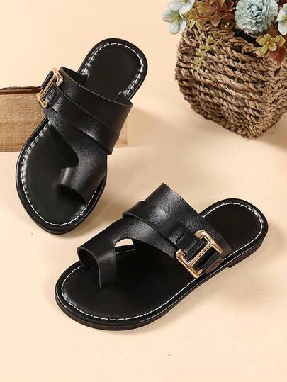 1 双黑色加大码女童平底凉鞋，纯色 PU 人字拖，配闪亮金属扣装饰，圆头防滑轻便时尚可爱罗马家居拖鞋，适合 3-15 岁男孩和女孩，日常、派对、旅行、春夏新款 2025
