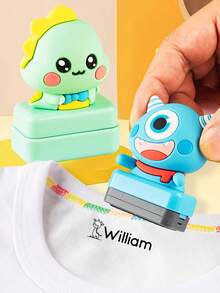 100 piezas de etiquetas personalizables con nombre para niños y 1 pieza de sello personalizado con nombre para niños, resistente al agua para ropa. Este sello con nombre está diseñado especialmente para la personalización de ropa, sirviendo como un sello de firma manuscrita y un sello de ropa personalizado. Adecuado para sellos de nombre de dibujos animados autoluminosos DIY, se puede usar para fines comerciales o regalos de papelería para estudiantes, también es un gran regalo para la temporada de regreso a la escuela. - Multicolor - Ver 2