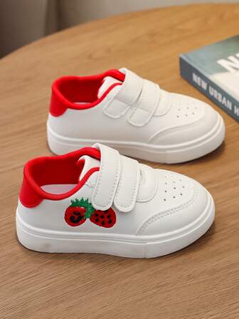 1 双婴儿女孩草莓印花钩环休闲平底运动鞋，软底百搭婴儿鞋，适合所有季节