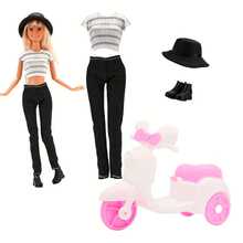 Prepare el viaje de la muñeca: hay una motocicleta de juguete, un hermoso conjunto de ropa, un sombrero y zapatos a juego perfectos, y la muñeca está feliz de salir. (Excluyendo las muñecas, los accesorios son de colores aleatorios) Adecuado para muñecas de 11.5 pulgadas