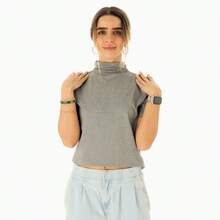 Blusa con cuello alto y manga corta - Gris - Ver 1