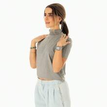 Blusa con cuello alto y manga corta - Gris - Ver 4
