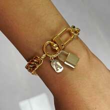 1条加粗编织链手链，配有独特的锁扣和字母吊坠，可定制首字母，时尚设计，适合女性日常佩戴 - 金色 - 查看 4