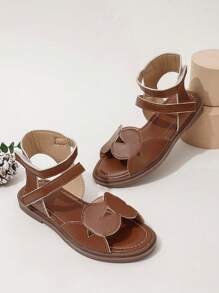 1 par de sandalias planas con decoración de vendas caladas de PU, ideales para el verano