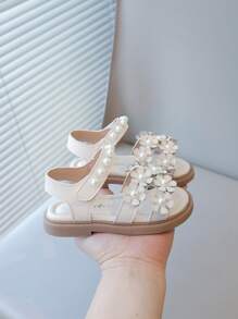 1 Pair New Fashion Toddler Girls Sandals, Flower & Pearl Hook And Loop Design, Non-Slip Soft Bottom Flat Shoes, Suitable For Summer