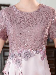 This Elegant And Luxurious Evening Gown Is Perfect For A Summer 2026 Mother's Wedding. The Round Neck, Short Sleeves, And Casual Style Exude Sophistication. Features Include Lace And Sequin Trim On Satin, A Slit At The Hem, And A Three-Dimensional Floral Design At The Waist. Ideal As A Gift For Mothers, This Fashionable And Stylish Dress Is Perfect For Weddings, Guest Receptions, Everyday Wear, Casual Occasions, Parties, Formal Events, Engagements, Ceremonies, Social Occasions, Birthday Parties, And Evening Banquets. - 淺紫色 - 查看 8