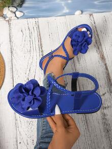 2025 Neue Mode bequeme Damen Sommer Lässig Retro Stil Strandseite einfarbig weicher Boden gewebte Kreuzriemen Floral Dekor Slip-On atmungsaktive geruchshemmende Zehenstegsandalen, vielseitige Urlaubsreise Große Größen Flache Pantoffeln, perfektes Valentinstags Geschenk - Königsblau - Übersicht 3