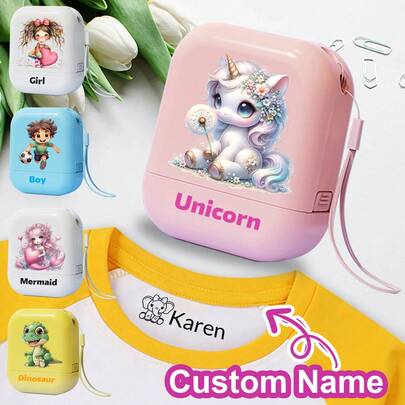 Bộ 1 con dấu tên tùy chỉnh + 100 nhãn dán tên, con dấu tên tùy chỉnh chống thấm nước cho quần áo, đồ dùng học tập, con dấu chữ ký tùy chỉnh, con dấu tên có dây buộc cá nhân hóa, con dấu tên tự động đóng mực DIY tùy chỉnh, quà tặng tiệc cho trẻ em, phong cách Scandinavia.