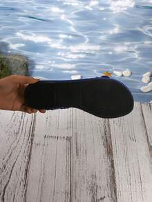 2025 Neue Mode bequeme Damen Sommer Lässig Retro Stil Strandseite einfarbig weicher Boden gewebte Kreuzriemen Floral Dekor Slip-On atmungsaktive geruchshemmende Zehenstegsandalen, vielseitige Urlaubsreise Große Größen Flache Pantoffeln, perfektes Valentinstags Geschenk - Königsblau - Übersicht 9