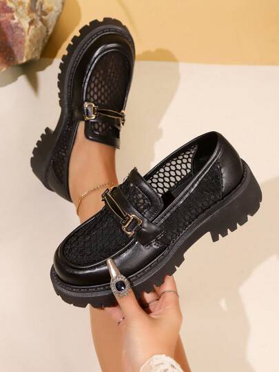 Mocassins femininos plataforma de malha preta com decoração em metal dourado, respiráveis e confortáveis para o dia a dia e uso casual