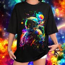 Playera Unisex Oversize con Estampado de Astronauta Galaxias | Diseño Urbano y Comodo | Streetwear, Festivales y Uso Diario | Algodón Peinado y Corte Holgado  | Ideal para Outfits Casuales, Fiestas o Regalos - Negro - Ver 3