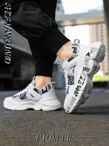 Zapatillas gruesas de moda para hombres con graffiti y calcomanías de letras del alfabeto para aumentar la altura