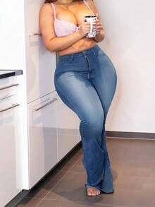 Pantalón de Mezclilla Talla Grande Azul Clásico, Corte Alto con Acampanado y Detalles de Costuras - Estilo Casual, Cómodo y Moderno para Mujer | Combina con Tops Rosados