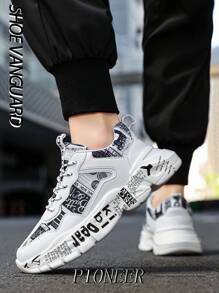 Zapatillas gruesas de moda para hombres con graffiti y calcomanías de letras del alfabeto para aumentar la altura