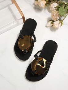 1 Pair Toddler/Little Girls' Flat Sandals, Solid Color PU With Shiny Metallic Disc Decor, Round Toe Flip Flop, Non-Slip & Comfortable, Luxury Fashion Cute Roman Shoes, Suitable For 3-12 Years Old Students Daily Casual Gathering Travel Holiday Outdoor Wear, Spring Summer 2025 - Black - View 3