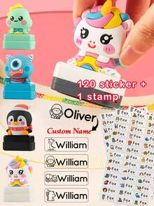 100 piezas de etiquetas personalizables con nombre para niños y 1 pieza de sello personalizado con nombre para niños, resistente al agua para ropa. Este sello con nombre está diseñado especialmente para la personalización de ropa, sirviendo como un sello de firma manuscrita y un sello de ropa personalizado. Adecuado para sellos de nombre de dibujos animados autoluminosos DIY, se puede usar para fines comerciales o regalos de papelería para estudiantes, también es un gran regalo para la temporada de regreso a la escuela. - Multicolor - Ver 1