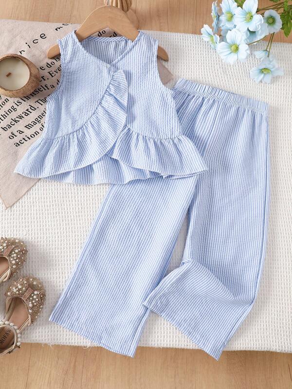 Ensemble d'été pour jeunes filles. Fabriqué en tissu rayé, il est doux et confortable, avec un style casual. C'est un ensemble de deux pièces composé d'un haut sans manches et d'un pantalon long. C'est un ensemble d'été de deux pièces pour jeunes filles, convenant aux jeunes filles âgées de 4 à 7 ans.