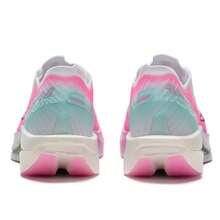 XTEP 男士运动鞋轻便透气休闲减震防滑跑步鞋，经典白 / 霓虹数码粉 / 天青色，型号 976419110088