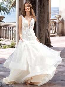 象牙色优雅美人鱼闪亮蕾丝贴花婚纱，新娘性感深 V 领薄纱浪漫婚纱，带拖尾，新娘露背无袖海滩婚纱