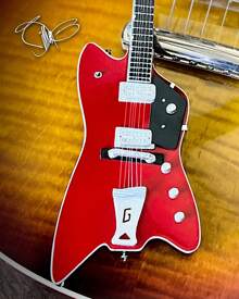 Figura coleccionable, réplica en miniatura de la guitarra Gretsch Jupiter Thunderbird roja de 1959 de la firma Billy Bo de Billy F Gibbons de ZZ Top [COLECCIONABLES]