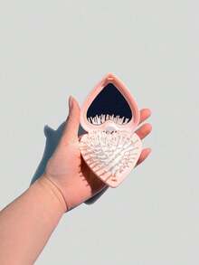 1 件便携式心形可折叠气垫化妆镜梳，心形折叠化妆镜带气垫镜和梳子，迷你口袋发刷，旅行和露营使用，家用紧凑型化妆镜。非常适合母亲节、返校季节礼物、刷子、发刷、卷发、拉直、节日必需品、旅行必需品。 - 彩色 - 查看 2