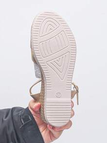 女士夏季新款经典厚底坡跟凉鞋，波西米亚白色交叉带露趾休闲厚底高跟度假凉鞋 - 金色 - 查看 6