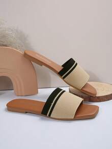 这款女士凉鞋采用罗纹编织鞋面、平底方头设计和露趾款式，适合日常休闲穿着、散步或度假。 - 杏色 - 查看 6