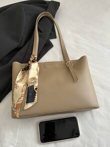 这款时尚简约的纯色字母印花单肩手提包配有围巾，适合购物、收纳钱包、休闲外出，尤其适合年轻女性、大学生、新婚夫妇和白领人士。也非常适合办公室、大学、工作、商务、通勤、户外活动、旅行和郊游等场合。 - 卡其色 - 查看 7