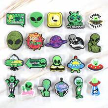 21 pièces/SET Breloques de chaussures motifs de dessin animé PVC vert alien, planète, ovni. Accessoires de chaussures, cadeaux pour amis.