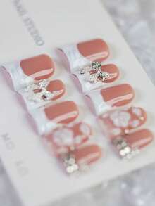 10片Y2K风格红白法式美甲贴片，手工3D立体花朵雕刻鸭嘴美甲贴片，配银色蝴蝶结和水钻装饰，适合日常和派对佩戴，是送给女性和女孩的绝佳礼物。 - 紅白色 - 查看 3